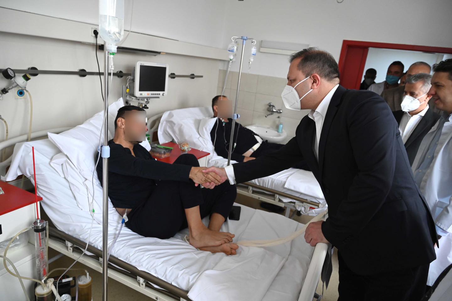 Спасовски го посети полицаецот повреден во спасувачката потрага по алпинисти на Шара