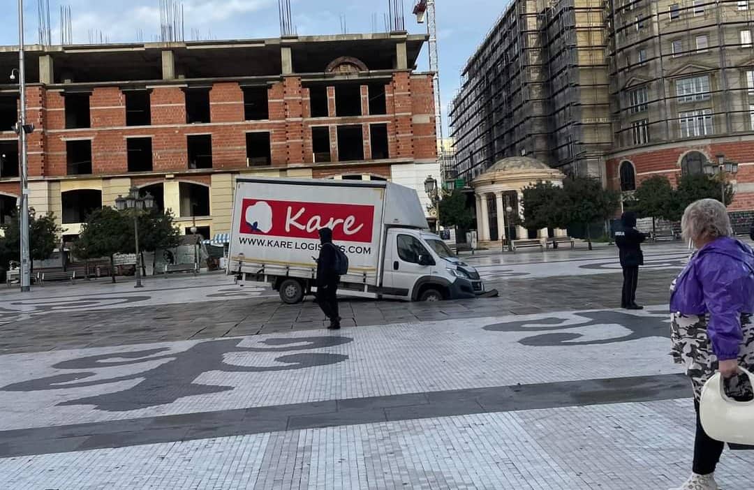 Државјанин на Турција е возачот кој со камион пропадна на плоштад – бил изведен пред суд