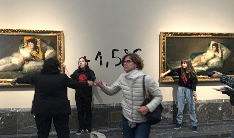 Активистите за заштита на животната средина ги залепија рацете на сликите на Гоја во Мадрид во Прадо