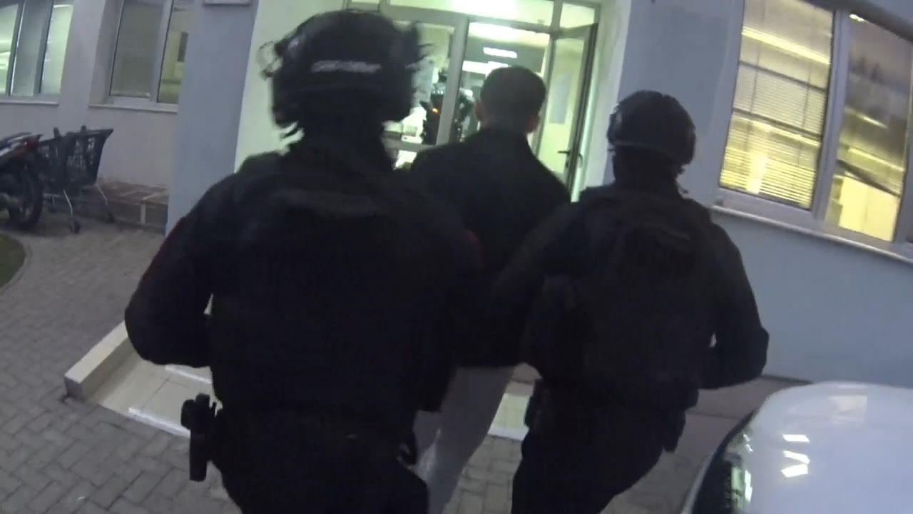 (ВИДЕО) Претреси на повеќе локации во Скопје, пронајдени оружје и муниција, приведени четири лица