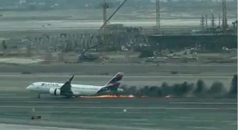 ВИДЕО: Авион се судри со возило на писта – загинаа двајца пожарникари