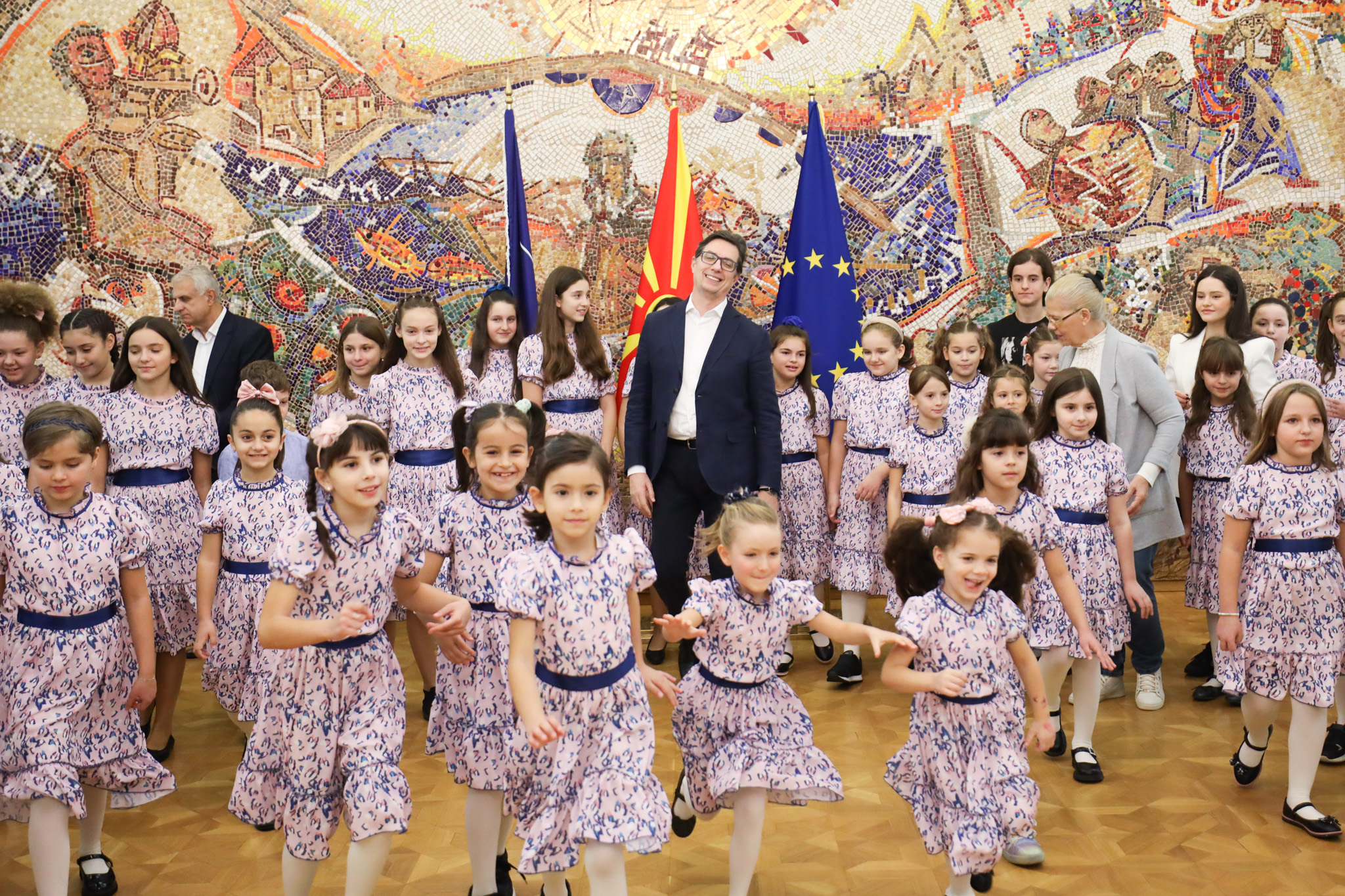 Пендаровски ги прими членовите на хорот „Златно славејче“