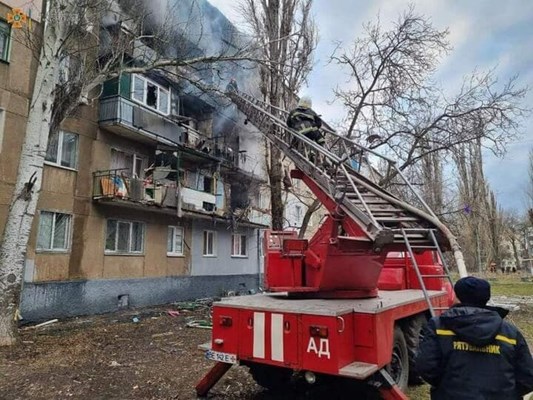 Петмина загинати во руски напад врз станбена зграда во Николаев