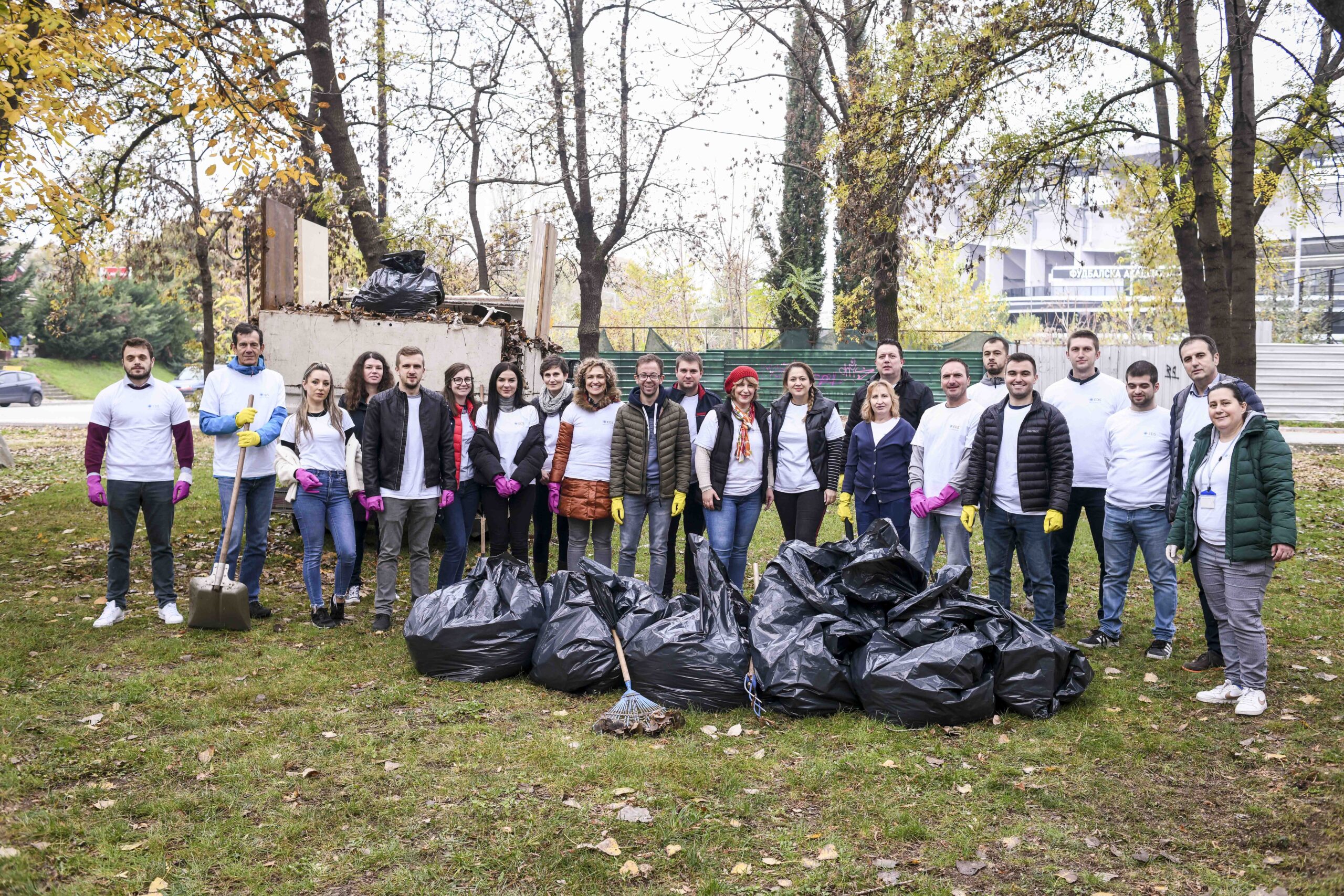 Вработените во ЕДС спроведоа акција за чистење на Паркот на Франкофонијата во рамки на одбележување на јубилејот