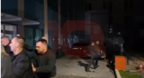 ВИДЕО: Активисти го нападнаа Курти со цреши – телохранителите се обидоа да го одбранат со чадори