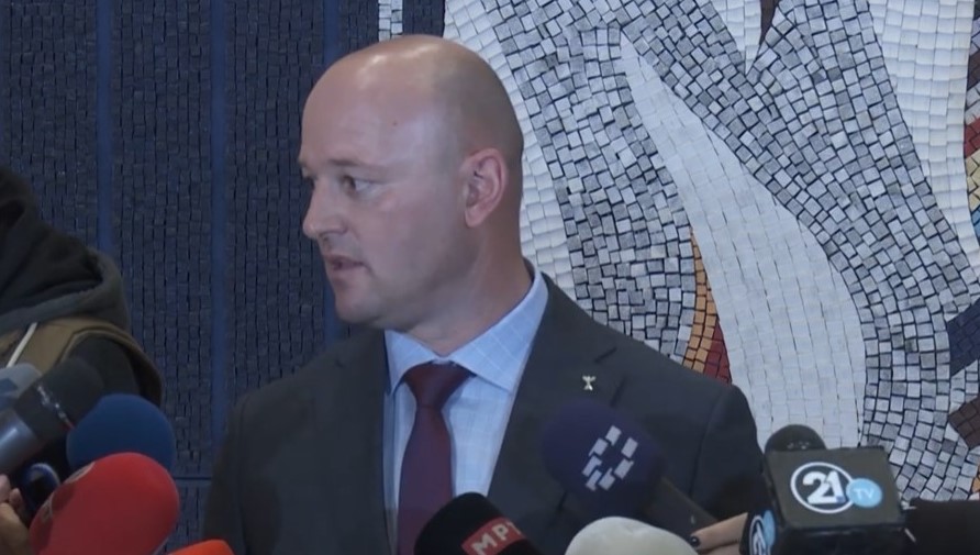 Абази атер за мајка му се сликал со Бејта – „Само свадбарска е фотографијата со братот на Ахмети“