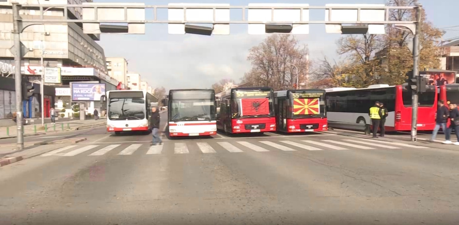 Продолжуваат протестите на приватните превозници