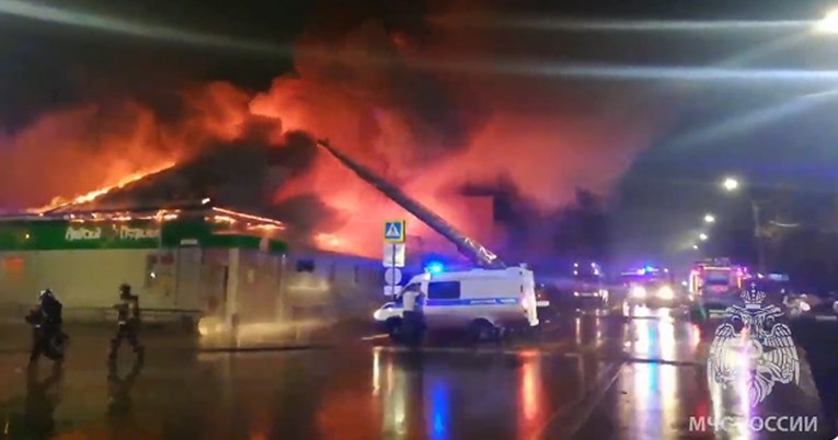 Пожар и уривање на таван – најмалку 13 загинати во пожар во руски ноќен клуб