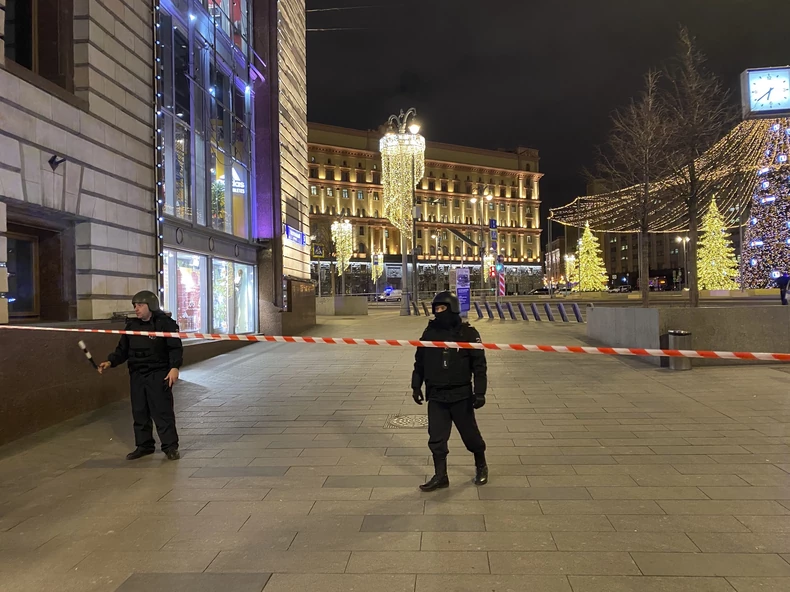 Најмлаку 5 лица загинаа во пожар во магацин во Москва (Видео)