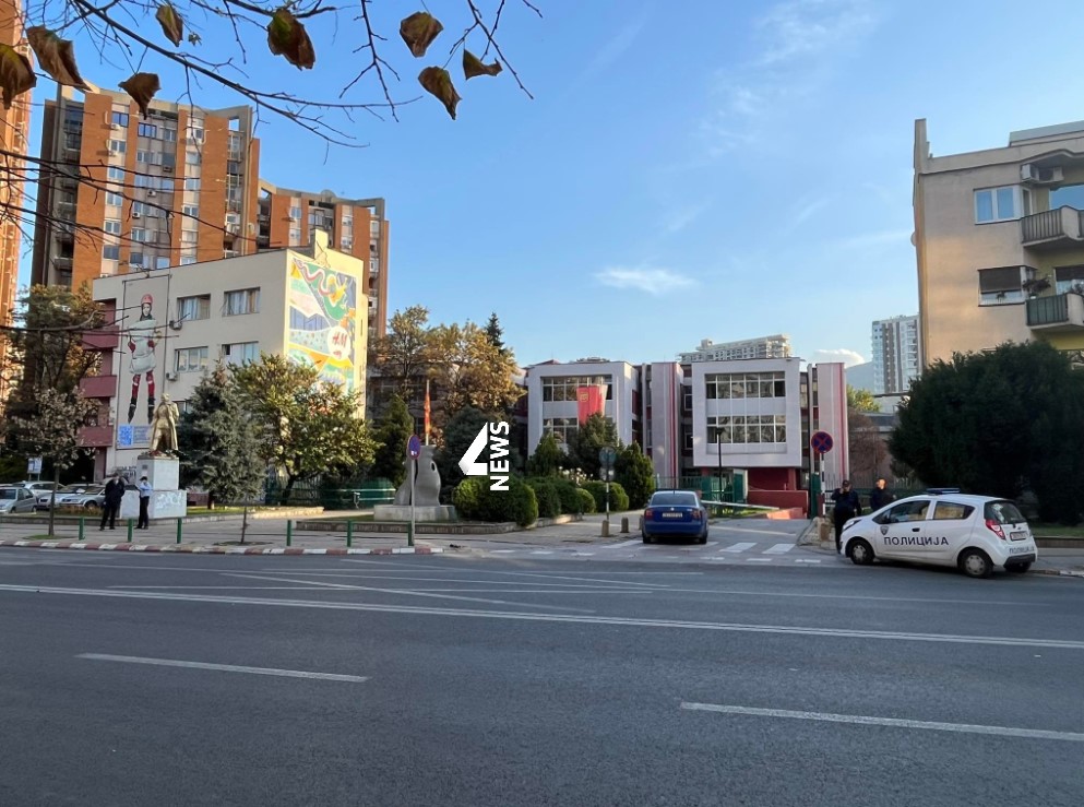 Повторно дојави за бомби во скопските училишта – итно евакуирани ученици и вработени