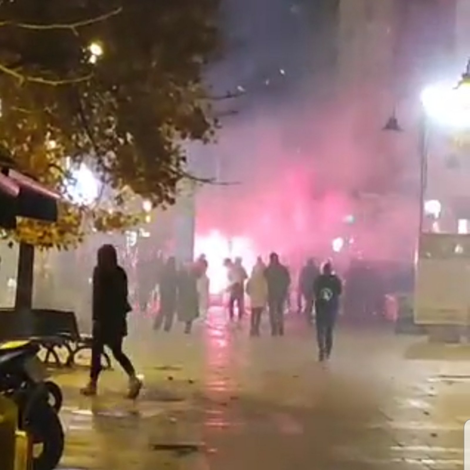 ВИДЕО: Факели и огномети во центарот на Скопје