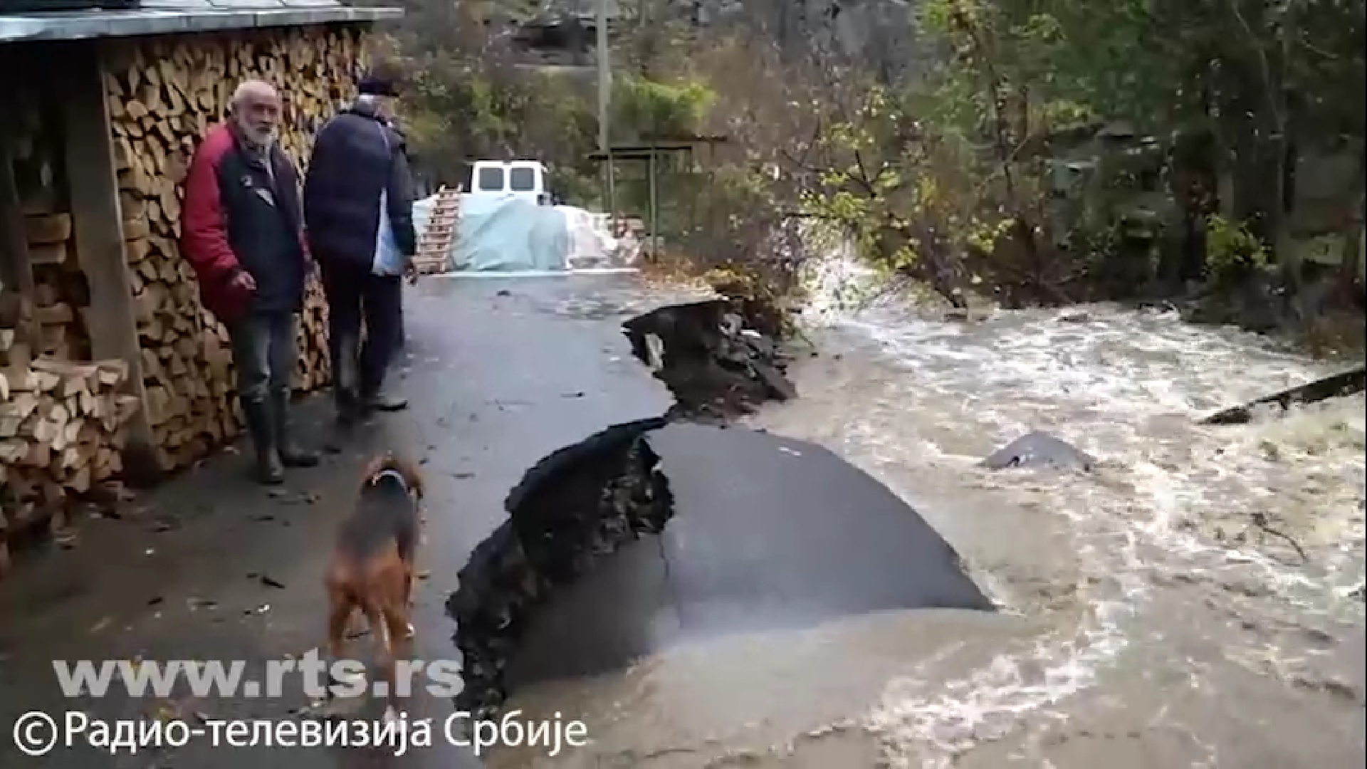 ПОПЛАВИ ВО СРБИЈА: Вонредна состојба во Тутин, се вклучува и Армијата