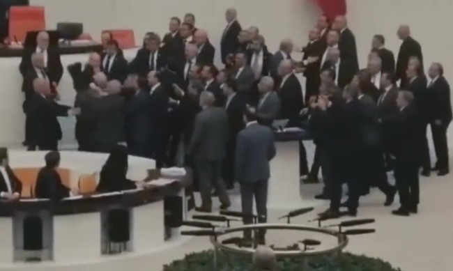 ВИДЕО: Тепачка во парламентот во Турција, пратеник е на интензивна нега