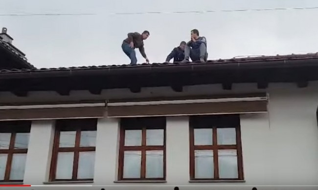 ВИДЕО: Драма во косовски село – заплениле 40.000 литри вино и ракија