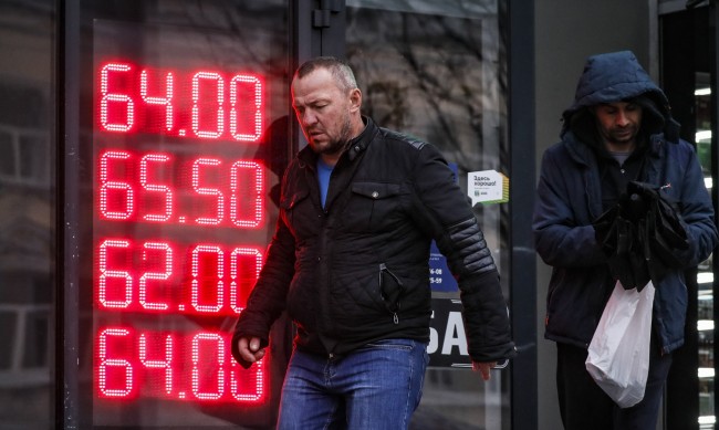Рубљата падна на рекорд во последните шест месеци