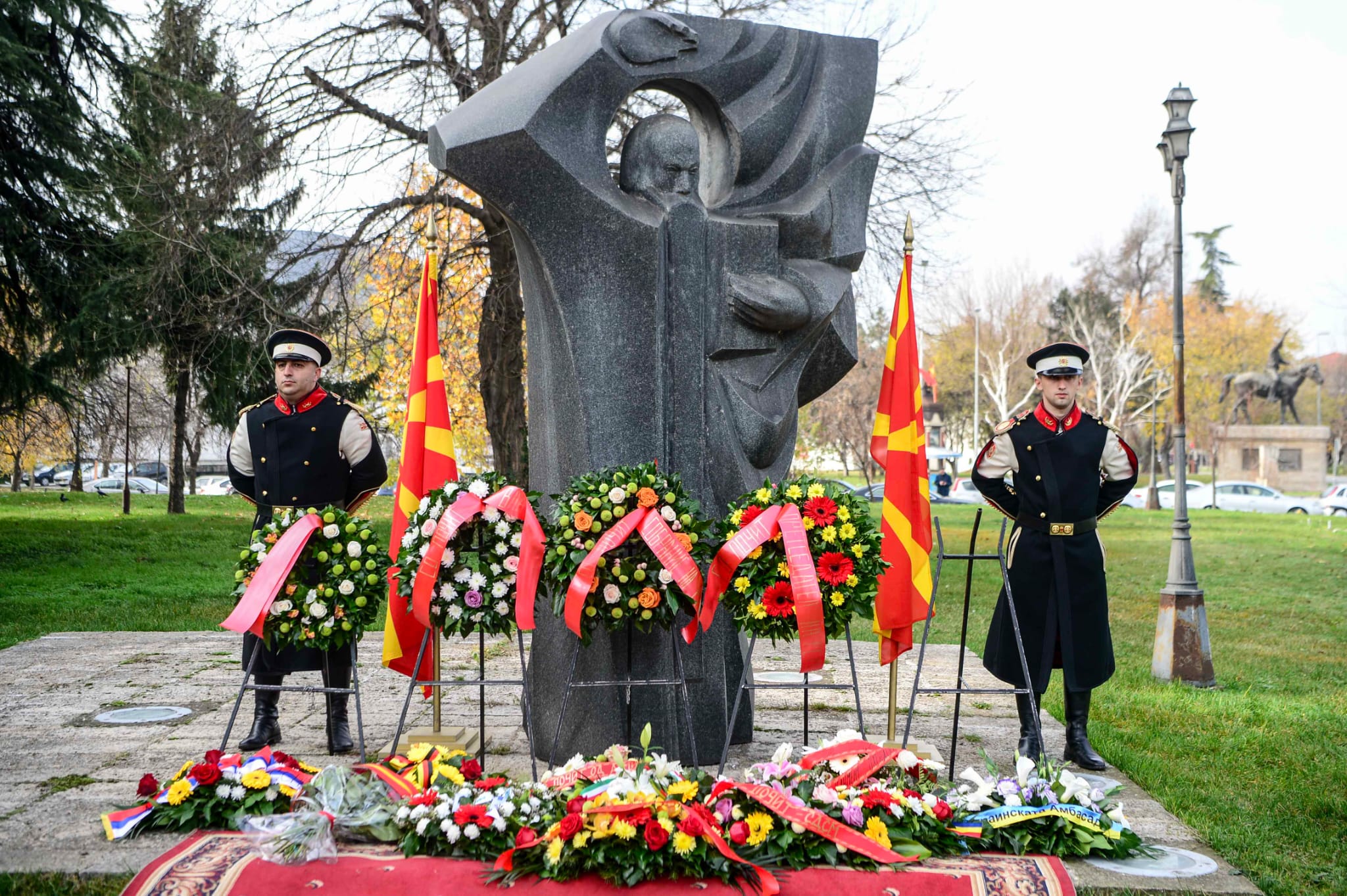 Владина делегација го одбележа 8-ми Декември со положување цвеќе на споменикот на Свети Климент Охридски