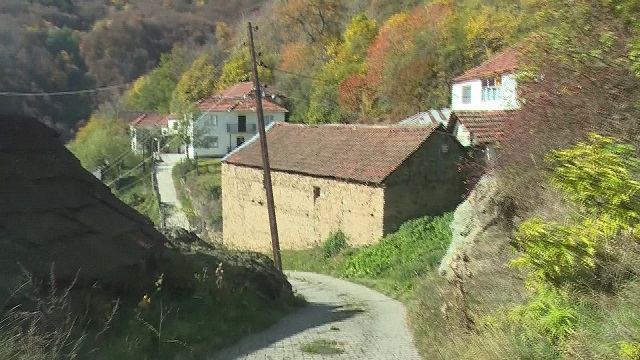 Ученици од тетовско Јеловјане живеат под кирија оти немаат превоз до училиште