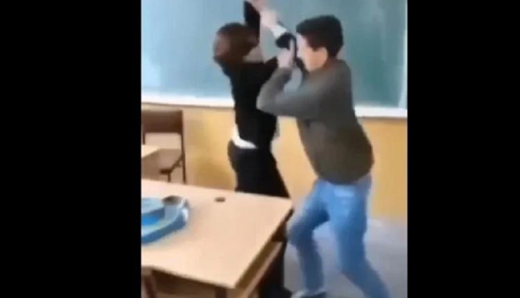(ВИДЕО) Објавено видео снимено во Велес во кое ученик нападна професорка