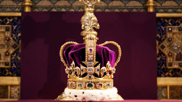 Се преправа круна за да одговара на главата на Чарлс III