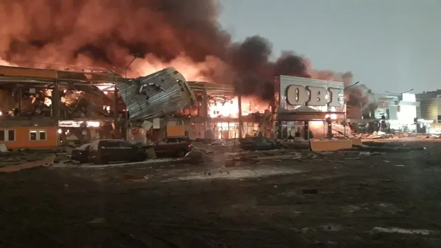 Пожар во еден од најголемите трговски центри во предградие на Москва