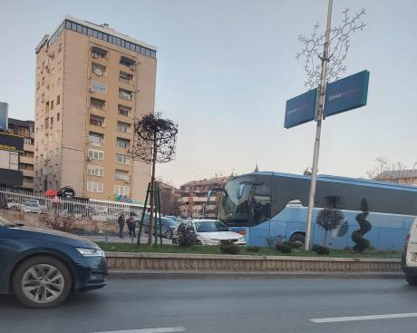 СООБРАЌАЈОТ БЛОКИРАН: Автобус се судри со автомобил кај Мавровка