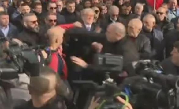 Во тек протест на албанската опозиција во тек, нападнат Сали Бериша