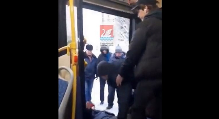 ВИДЕО: Постара жена од Русија ја критикувала војната во Украина – ја исфрлиле од автобус