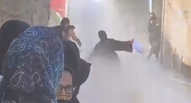 ВИДЕО: Жените протестираа во Авганистан – Талибанците ги растераа со водени топови