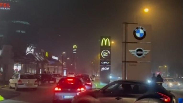 Голема гужва во Мекдоналдс во Сараево – вечерва се затвораат