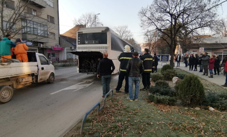 ВИДЕО: Се запали автобус кој сообраќај од Куманово за Скопје