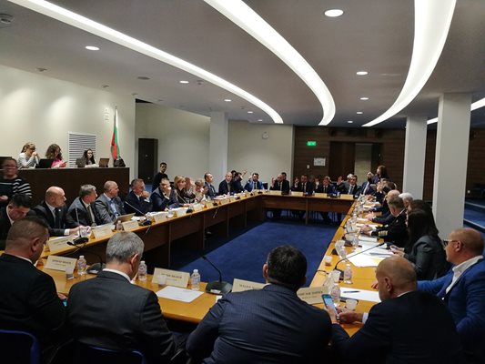 Енергетската мрежа на Украина може да се обнови до лето, рече министерот за енергетика