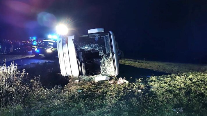 Во Романија се преврте автобус со 33 патници