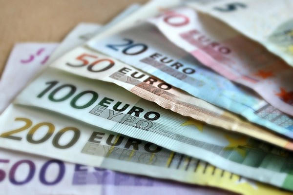 Еврото стабилно над 1,06 долари