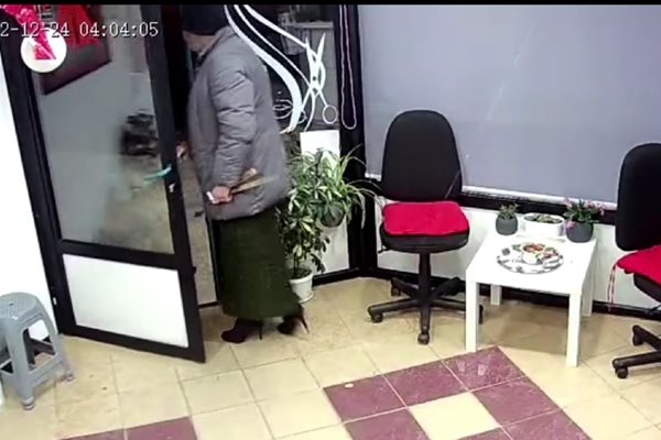 ВИДЕО: Маж во здолниште и штикли ограби фризерски салон