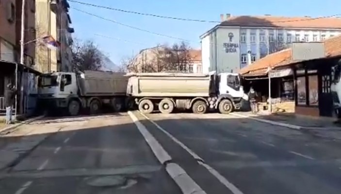 Косово го затвори главниот граничен премин по блокадата на патот на српската страна
