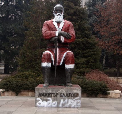 Со црвени капи на главите осамна скулптурата на Светите браќа Кирил и Методиј