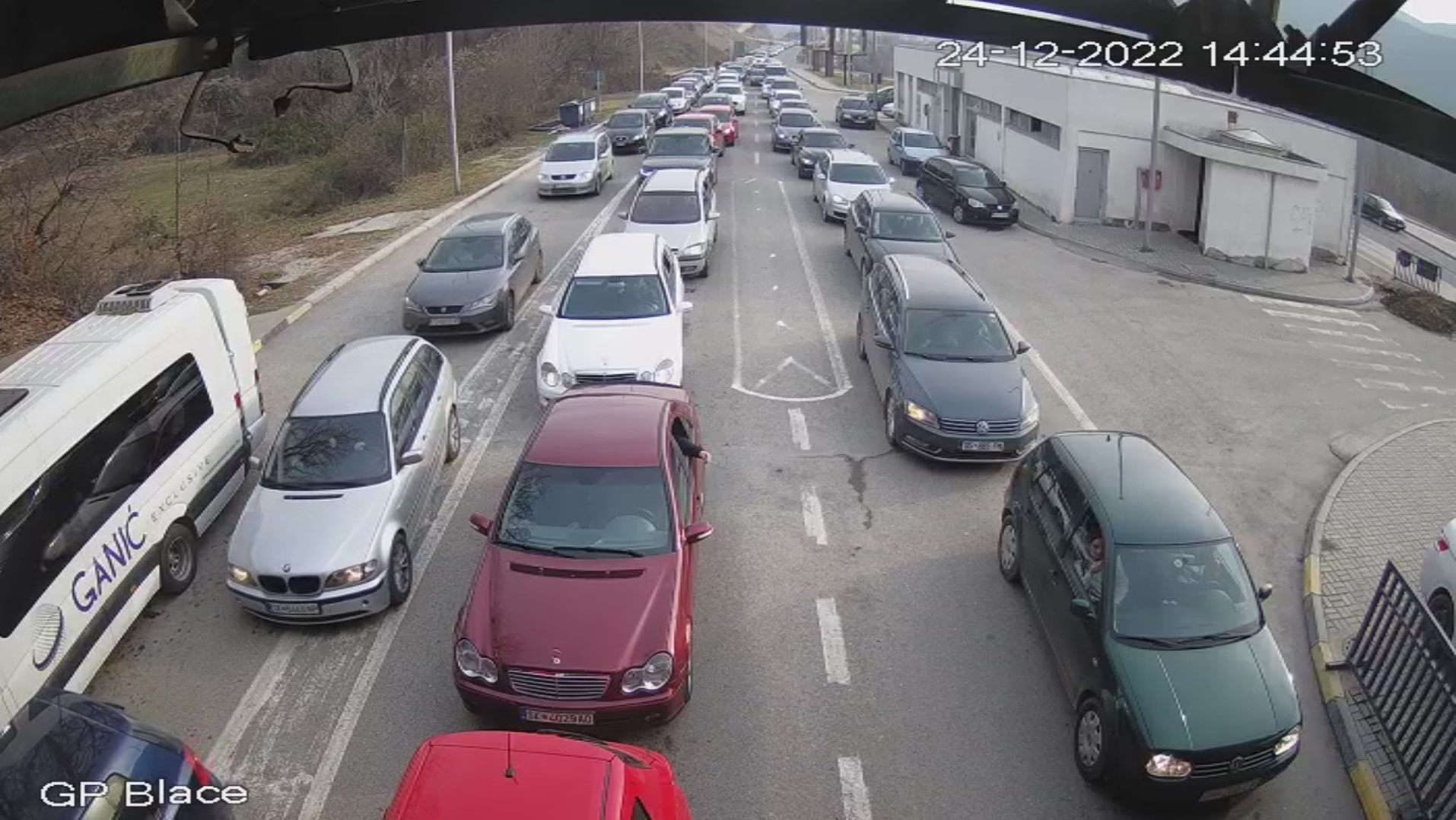 Над 18 илјади граѓани ноќеска влегле во Македонија преку ГП „Табановце“ – колони возила на ГП „Блаце“
