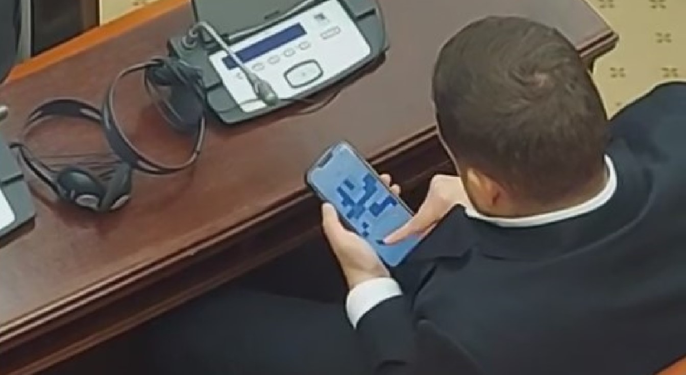 ВИДЕО: Пратеник во Собрание игра игри на мобилен телефон