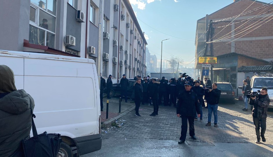 Средношколците протестираа пред тетовскиот суд – се бара правда за убиеното момче кај реката Пена