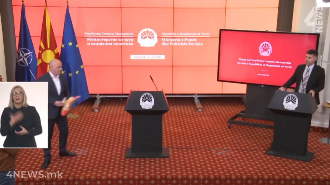 Премиерот доби леб и фискална на сред прес конференција: Го купив пред 10 минути, цената не е намалена!