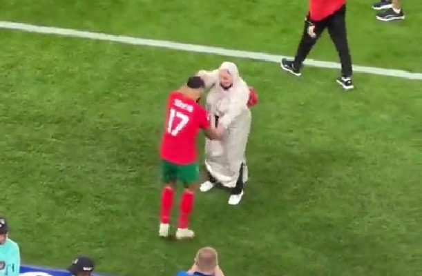 Хит видео: Мароканскиот фудбалер по победата танцуваше со мајка си на теренот