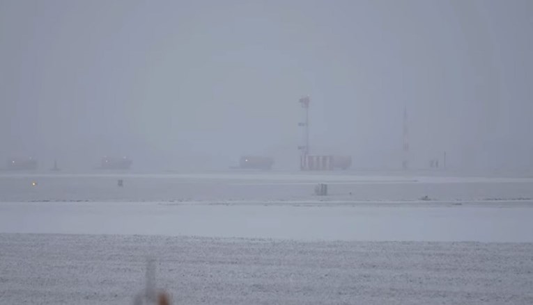 ВИДЕО: Обилни снежни врнежи – аеродромот во Манчестер затворен