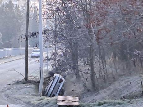 ФОТО: Тешка сообраќајка во Велес: Автомобил заврши во канал