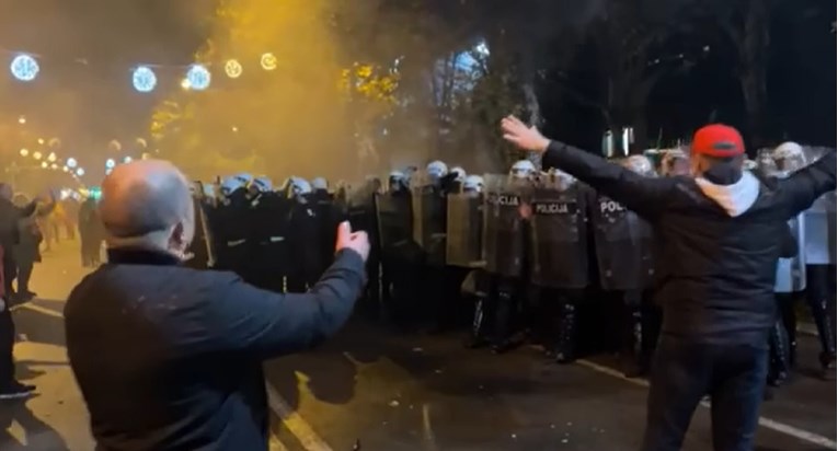 ВИДЕО: Демонстрантите скршија стакло во црногорскиот парламент, полицијата фрли солзавец