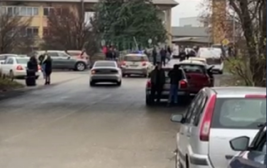 ФОТО: Сите влезови и излези кон Аеродромот се блокирани
