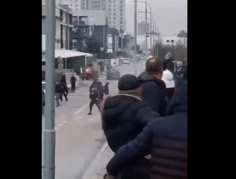 Приведени пет лица кои нападнале гледачи на фудбалски натпревар во Општина Аеродром (ВИДЕО)