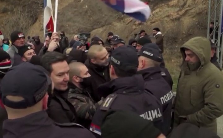 Судири меѓу српската полиција и демонстрантите на границата со Косово