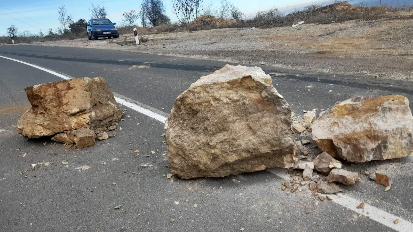 ВНИМАВАЈТЕ: Одрон на регионалниот пат Штип-Неготино на планината Серта