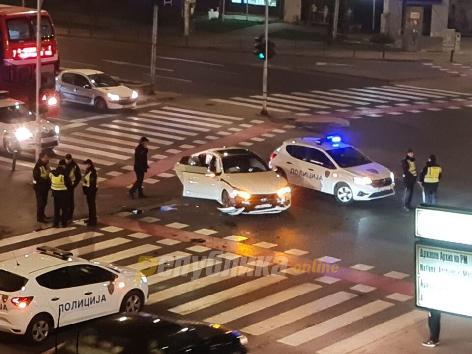 Внимателно возење вечерва: Се судрија БМВ и АУДИ во Скопје, полицијата на терен