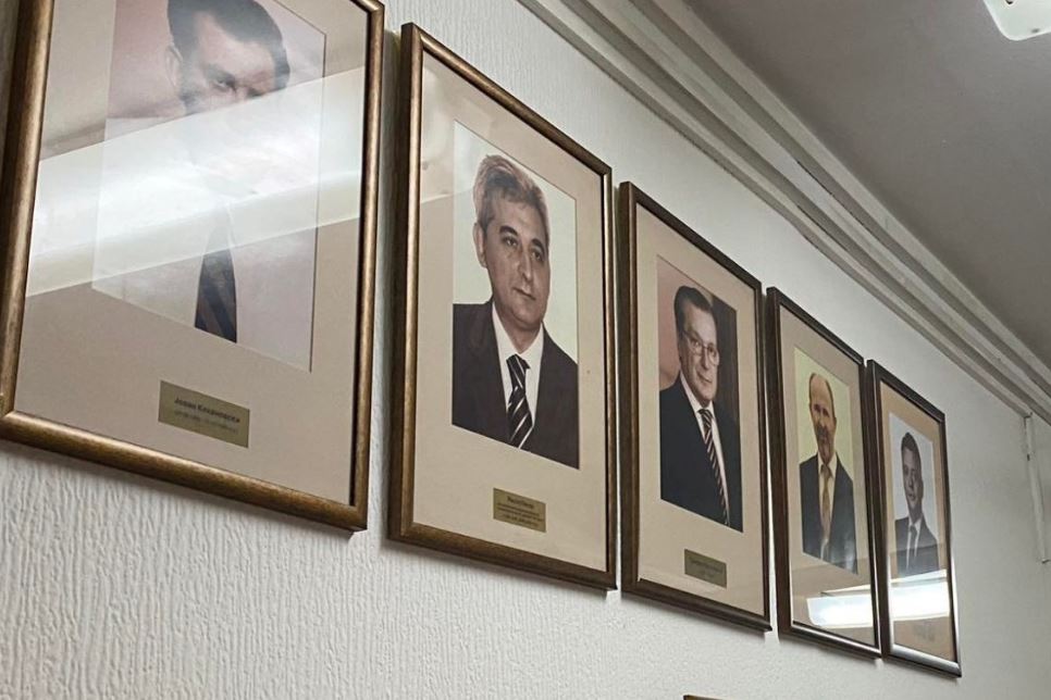 Арсовска ги тргна портретите на поранешните градоначалници, ги ставила во ходникот до вецињата и бифето